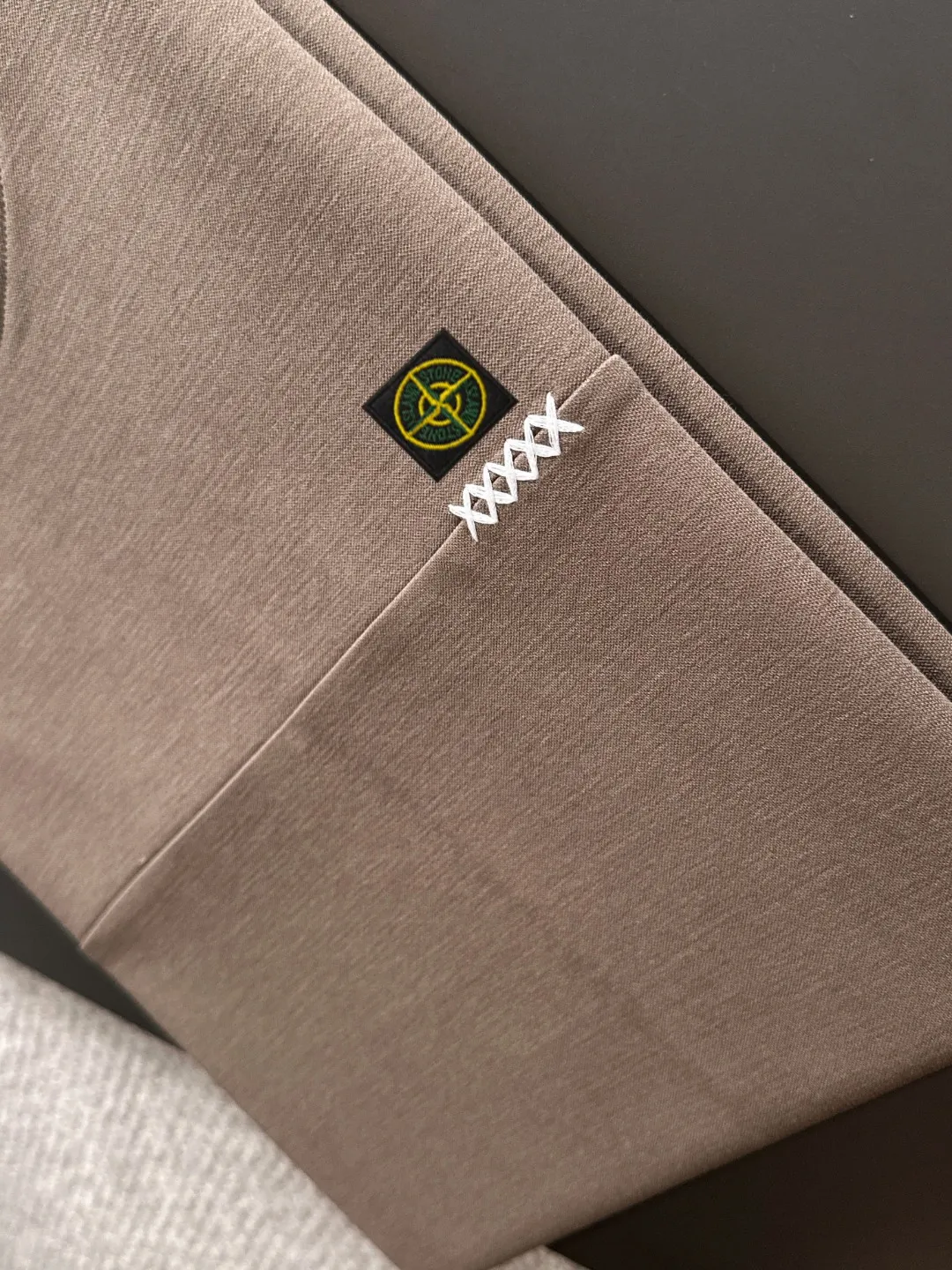 🅿️330 shipped next day. High version Stone Island/Stone Island 25ss spring and summer new high-definition T-shirt. Made with machines imported from Italy. It is truly the most luxurious and high-quality. It is a style that you can wear with your eyes closed. Combed and heavyweight fabrics. High-strength and heavy-weight fabrics feel full of weight when weighed. The upper body is also more textured than ordinary T-shirts and is not easy to deform. This texture can cope with the weather. It is sweat-absorbent and breathable, suitable for both hot and cold conditions! Perfectly produced with reference to the original stitch and stitch! The loose fit design is super noble. Custom-woven signature ribbed collar, cuffs, and hem. Really rare and rare goods Size: M-XXXL